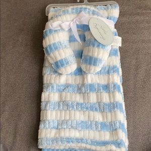 Blanket with headrest